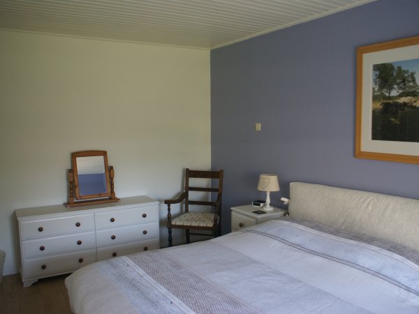 De tweepersoons slaapkamer compleet met boxspring bedden en LCD tv