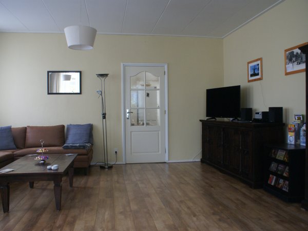 De ruime woonkamer van alle gemakken voorzien! De ruime woonkamer van alle gemakken voorzien!