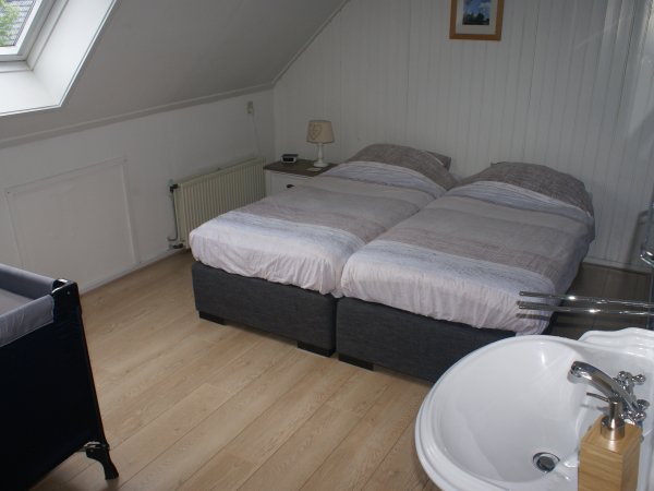 Tweepersoonskamer (met ruimte voor een babybedje)