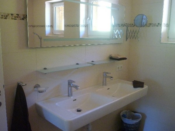 Grote badkamer met ligbad en inloop(regen)douche