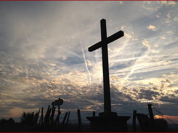 Aangekomen bij het kruis....   dan ben je er bijna.