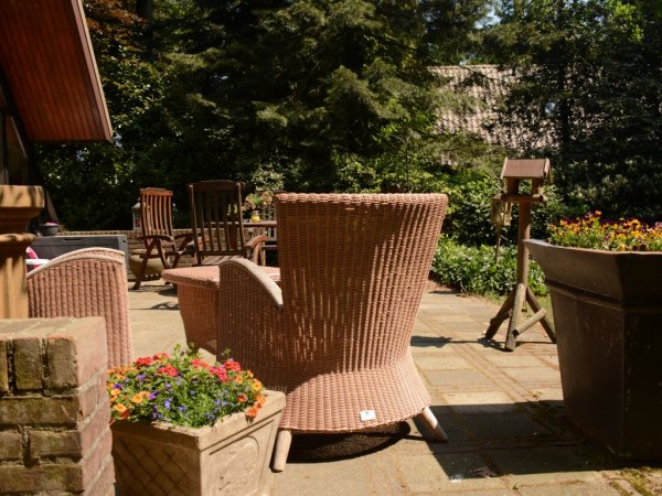 Het heerlijke zonnige terras met diverse zitjes