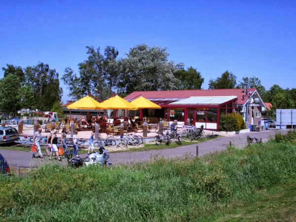 Strandpaviljoen bij Tjeukermeer op 1 km afstand